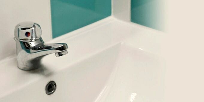 So Verwenden Sie Klempnerkleber Auf Ihrem Küchen- Und Badezimmerwaschbecken