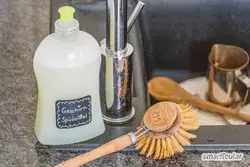 Verwende warmes Wasser und Öl um Spülmittel herzustellen